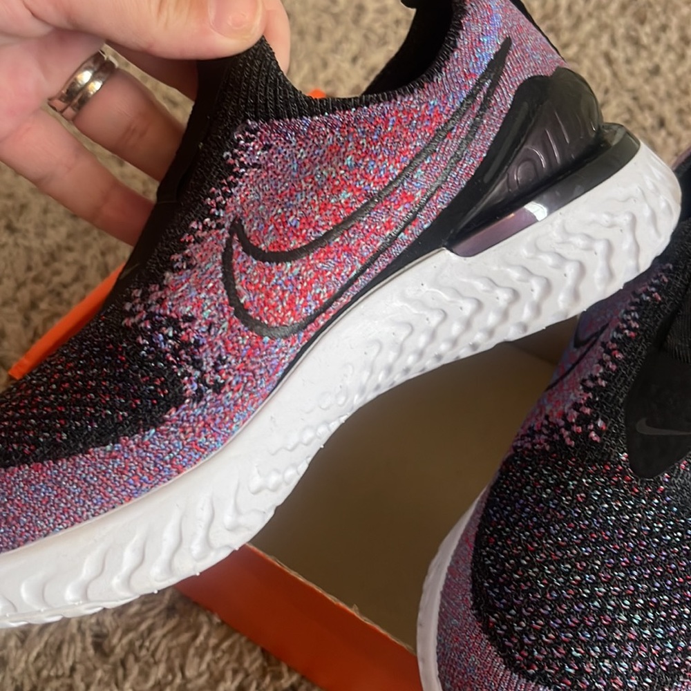 Womens size 6 running sneakers new in box - Picture 3 of 5